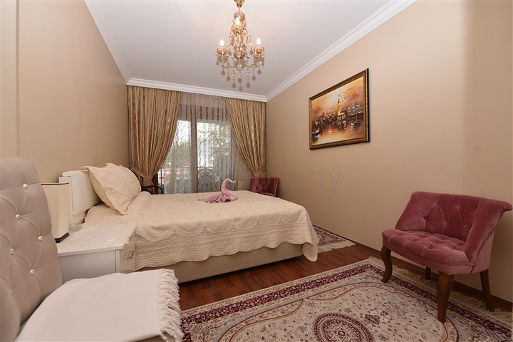 مباشرة على البحر وضمن افخم مجمع في الانيا - شقة فاخرة من تصميم ثلاث غرف وصالة 