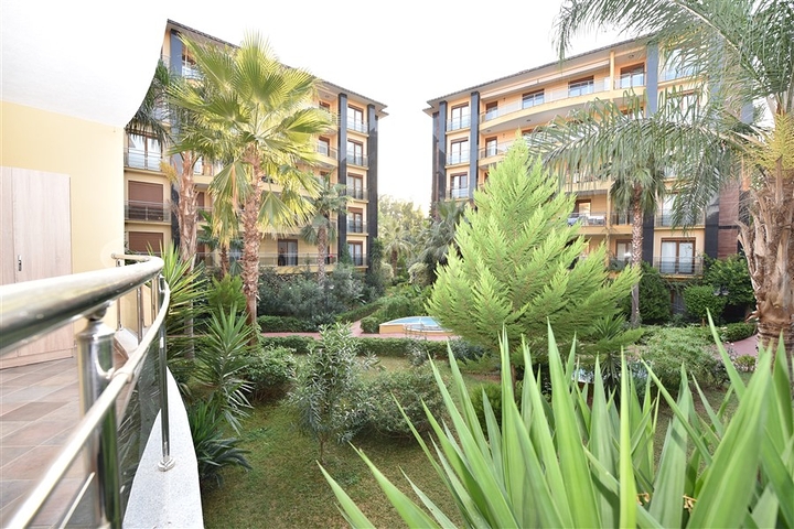 مباشرة على البحر وضمن افخم مجمع في الانيا - شقة فاخرة من تصميم ثلاث غرف وصالة 