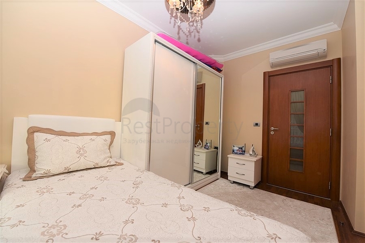 مباشرة على البحر وضمن افخم مجمع في الانيا - شقة فاخرة من تصميم ثلاث غرف وصالة 