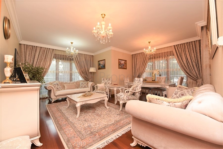 مباشرة على البحر وضمن افخم مجمع في الانيا - شقة فاخرة من تصميم ثلاث غرف وصالة 