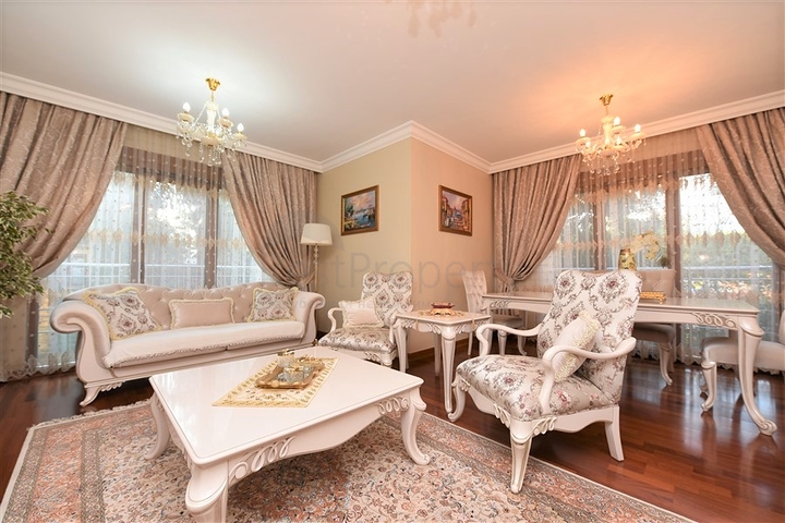 مباشرة على البحر وضمن افخم مجمع في الانيا - شقة فاخرة من تصميم ثلاث غرف وصالة 