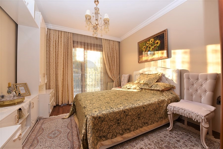 مباشرة على البحر وضمن افخم مجمع في الانيا - شقة فاخرة من تصميم ثلاث غرف وصالة 