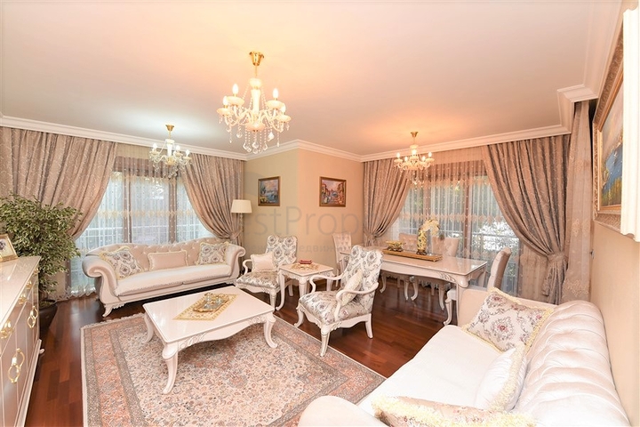 مباشرة على البحر وضمن افخم مجمع في الانيا - شقة فاخرة من تصميم ثلاث غرف وصالة 