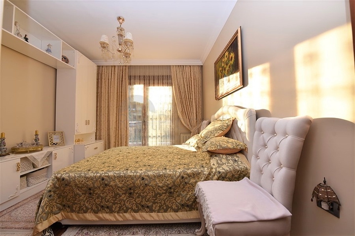 مباشرة على البحر وضمن افخم مجمع في الانيا - شقة فاخرة من تصميم ثلاث غرف وصالة 