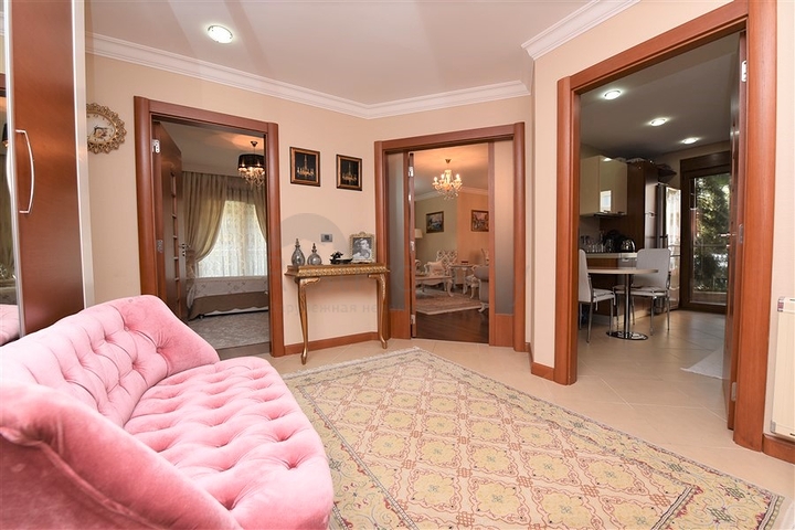 مباشرة على البحر وضمن افخم مجمع في الانيا - شقة فاخرة من تصميم ثلاث غرف وصالة 