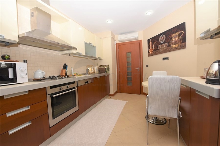 مباشرة على البحر وضمن افخم مجمع في الانيا - شقة فاخرة من تصميم ثلاث غرف وصالة 