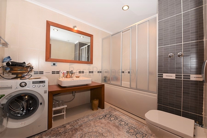 مباشرة على البحر وضمن افخم مجمع في الانيا - شقة فاخرة من تصميم ثلاث غرف وصالة 