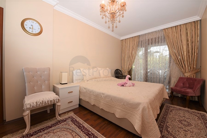 مباشرة على البحر وضمن افخم مجمع في الانيا - شقة فاخرة من تصميم ثلاث غرف وصالة 