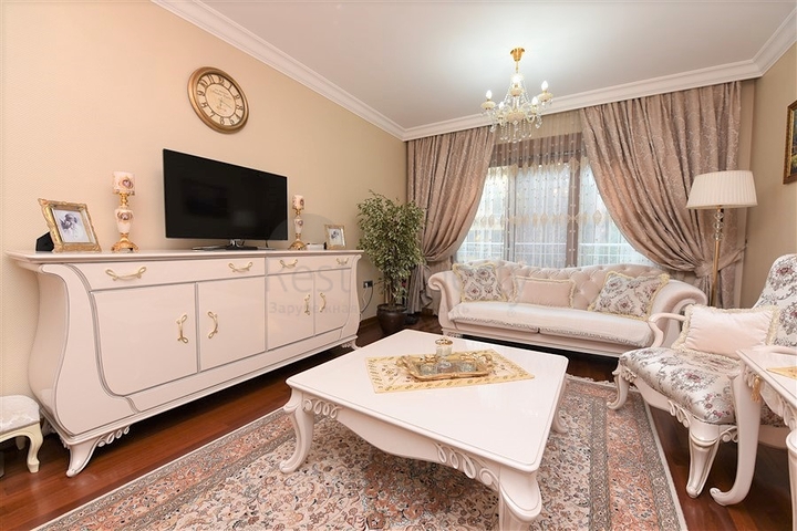 مباشرة على البحر وضمن افخم مجمع في الانيا - شقة فاخرة من تصميم ثلاث غرف وصالة 