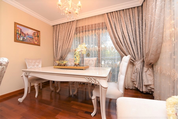 مباشرة على البحر وضمن افخم مجمع في الانيا - شقة فاخرة من تصميم ثلاث غرف وصالة 