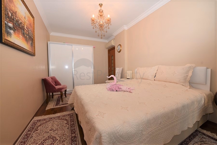 مباشرة على البحر وضمن افخم مجمع في الانيا - شقة فاخرة من تصميم ثلاث غرف وصالة 