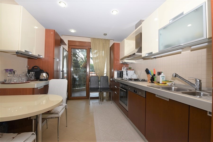 مباشرة على البحر وضمن افخم مجمع في الانيا - شقة فاخرة من تصميم ثلاث غرف وصالة 