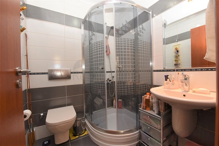 مباشرة على البحر وضمن افخم مجمع في الانيا - شقة فاخرة من تصميم ثلاث غرف وصالة 