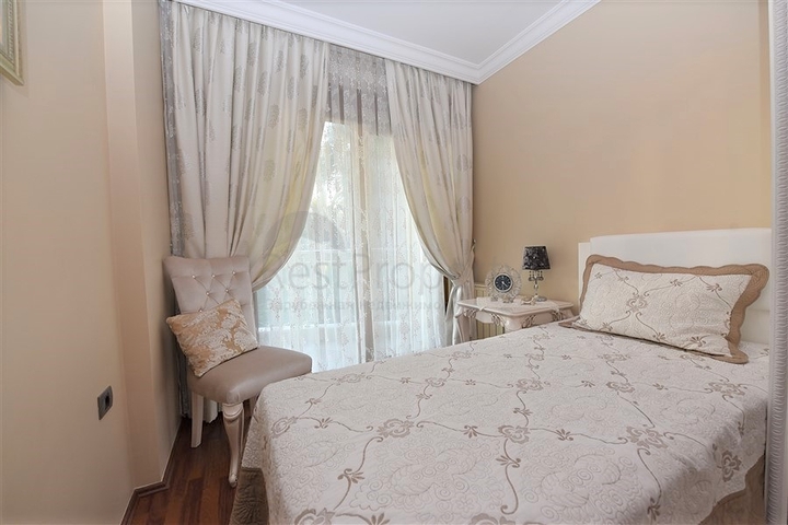 مباشرة على البحر وضمن افخم مجمع في الانيا - شقة فاخرة من تصميم ثلاث غرف وصالة 