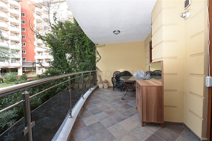 مباشرة على البحر وضمن افخم مجمع في الانيا - شقة فاخرة من تصميم ثلاث غرف وصالة 