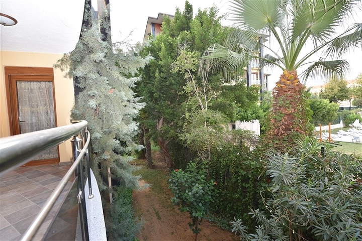 مباشرة على البحر وضمن افخم مجمع في الانيا - شقة فاخرة من تصميم ثلاث غرف وصالة 