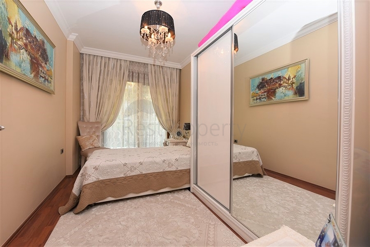 مباشرة على البحر وضمن افخم مجمع في الانيا - شقة فاخرة من تصميم ثلاث غرف وصالة 