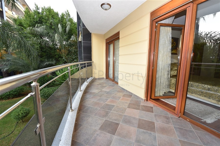 مباشرة على البحر وضمن افخم مجمع في الانيا - شقة فاخرة من تصميم ثلاث غرف وصالة 