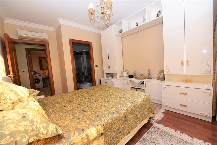 مباشرة على البحر وضمن افخم مجمع في الانيا - شقة فاخرة من تصميم ثلاث غرف وصالة 