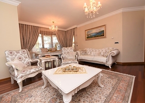 مباشرة على البحر وضمن افخم مجمع في الانيا - شقة فاخرة من تصميم ثلاث غرف وصالة 