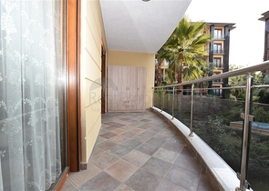 مباشرة على البحر وضمن افخم مجمع في الانيا - شقة فاخرة من تصميم ثلاث غرف وصالة 