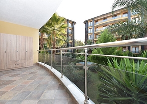 مباشرة على البحر وضمن افخم مجمع في الانيا - شقة فاخرة من تصميم ثلاث غرف وصالة 