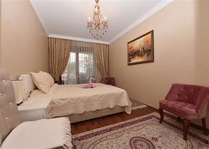 مباشرة على البحر وضمن افخم مجمع في الانيا - شقة فاخرة من تصميم ثلاث غرف وصالة 