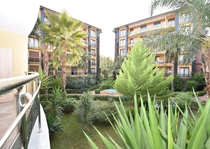 مباشرة على البحر وضمن افخم مجمع في الانيا - شقة فاخرة من تصميم ثلاث غرف وصالة 