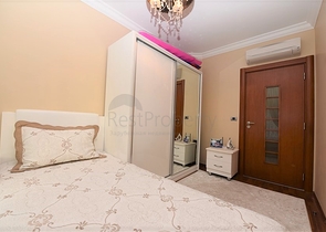 مباشرة على البحر وضمن افخم مجمع في الانيا - شقة فاخرة من تصميم ثلاث غرف وصالة 