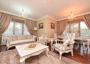 مباشرة على البحر وضمن افخم مجمع في الانيا - شقة فاخرة من تصميم ثلاث غرف وصالة 