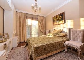 مباشرة على البحر وضمن افخم مجمع في الانيا - شقة فاخرة من تصميم ثلاث غرف وصالة 