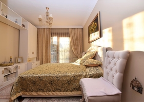 مباشرة على البحر وضمن افخم مجمع في الانيا - شقة فاخرة من تصميم ثلاث غرف وصالة 