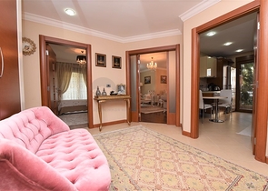 مباشرة على البحر وضمن افخم مجمع في الانيا - شقة فاخرة من تصميم ثلاث غرف وصالة 