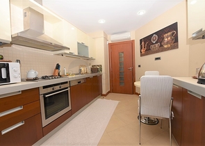 مباشرة على البحر وضمن افخم مجمع في الانيا - شقة فاخرة من تصميم ثلاث غرف وصالة 