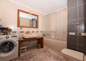 مباشرة على البحر وضمن افخم مجمع في الانيا - شقة فاخرة من تصميم ثلاث غرف وصالة 