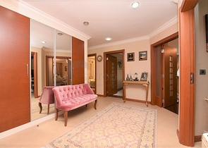 مباشرة على البحر وضمن افخم مجمع في الانيا - شقة فاخرة من تصميم ثلاث غرف وصالة 