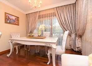 مباشرة على البحر وضمن افخم مجمع في الانيا - شقة فاخرة من تصميم ثلاث غرف وصالة 