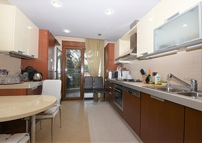 مباشرة على البحر وضمن افخم مجمع في الانيا - شقة فاخرة من تصميم ثلاث غرف وصالة 