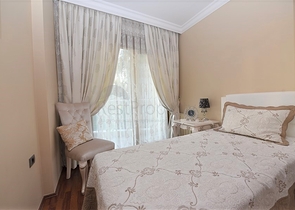 مباشرة على البحر وضمن افخم مجمع في الانيا - شقة فاخرة من تصميم ثلاث غرف وصالة 