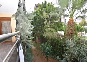 مباشرة على البحر وضمن افخم مجمع في الانيا - شقة فاخرة من تصميم ثلاث غرف وصالة 