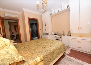 مباشرة على البحر وضمن افخم مجمع في الانيا - شقة فاخرة من تصميم ثلاث غرف وصالة 