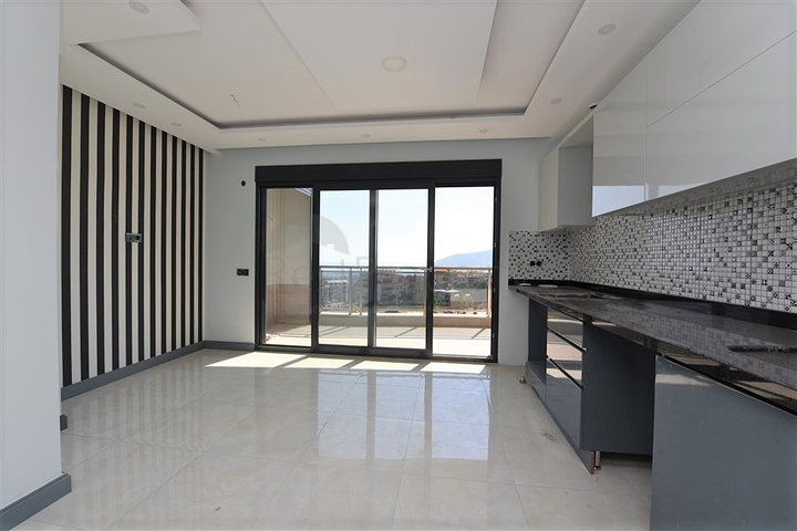 شقة واسعة باطلالة بحرية في مركز الانيا 