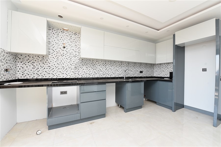 شقة واسعة باطلالة بحرية في مركز الانيا 