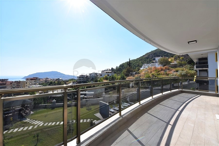 شقة واسعة باطلالة بحرية في مركز الانيا 