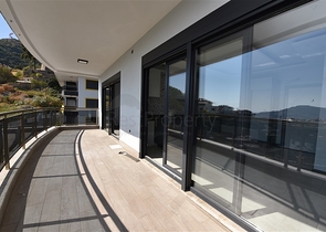 شقة واسعة باطلالة بحرية في مركز الانيا 