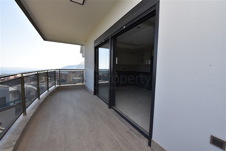 اطلالة على البحر وعلى قلعة الانيا - دوبلكس ثلاث غرف وصالة في مركز الانيا 