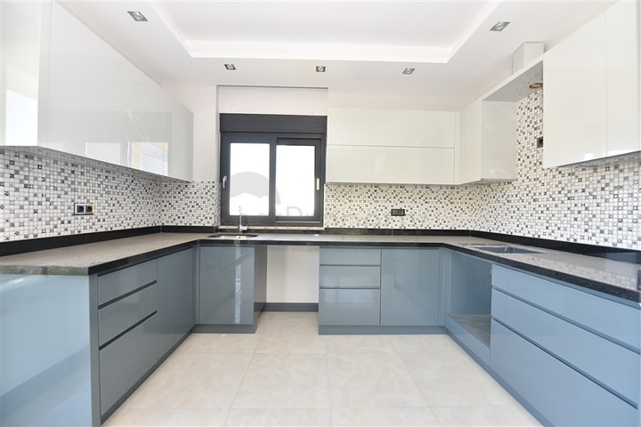 اطلالة على البحر وعلى قلعة الانيا - دوبلكس ثلاث غرف وصالة في مركز الانيا 