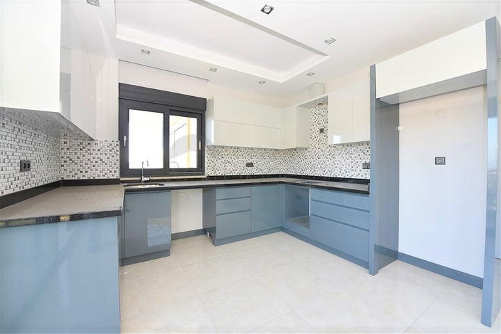 اطلالة على البحر وعلى قلعة الانيا - دوبلكس ثلاث غرف وصالة في مركز الانيا 