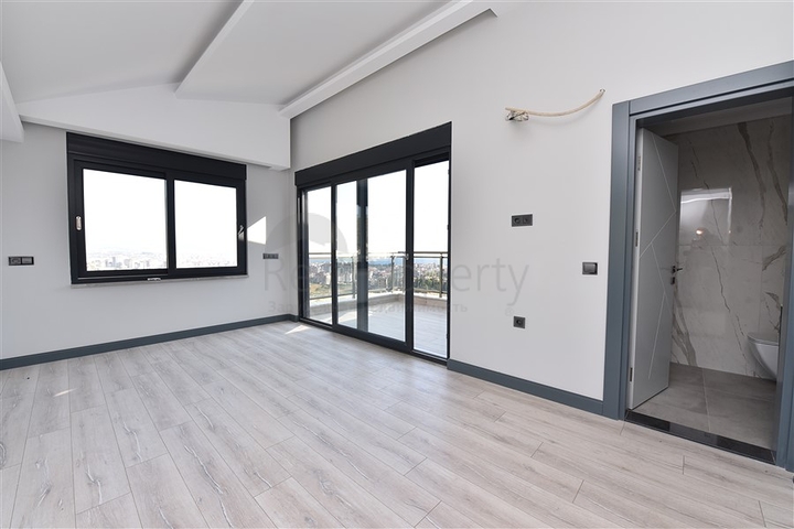 اطلالة على البحر وعلى قلعة الانيا - دوبلكس ثلاث غرف وصالة في مركز الانيا 