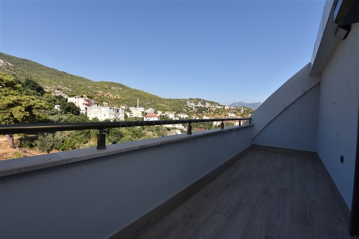 اطلالة على البحر وعلى قلعة الانيا - دوبلكس ثلاث غرف وصالة في مركز الانيا 